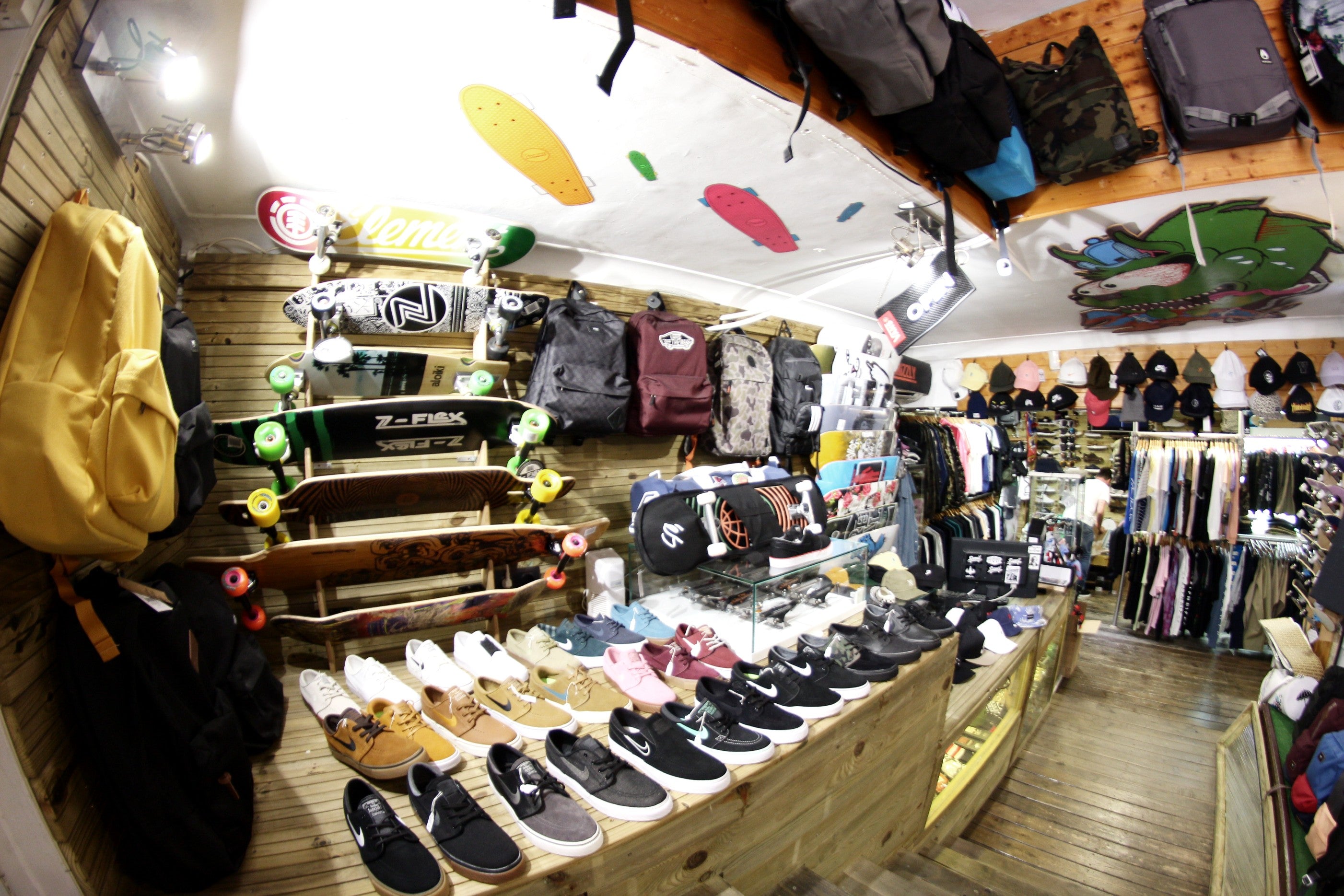 Interior de Devil Skate Shop, tu tienda de skate online en España. Envío gratis a partir de 50€