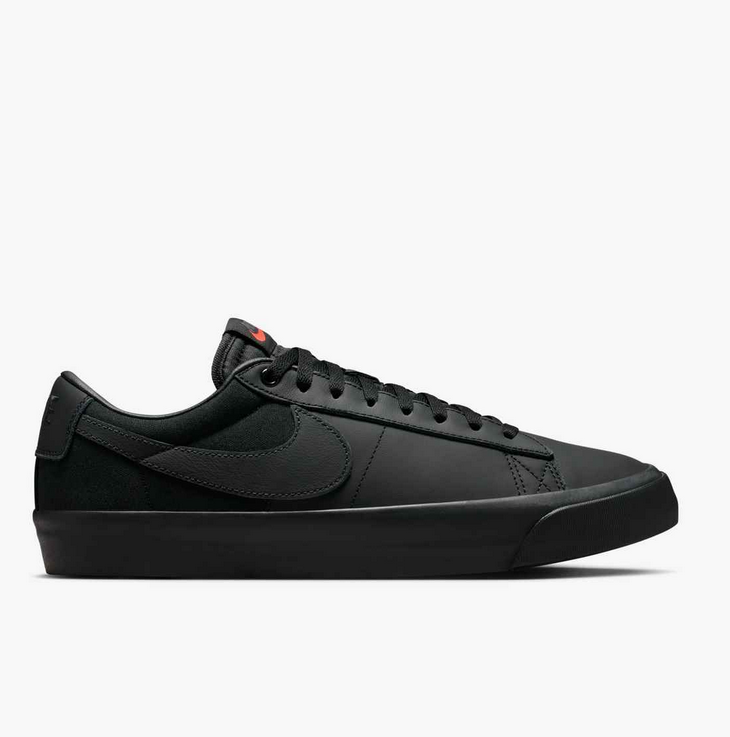 Zapatillas Nike  SB Blazer Triple Black Low GT orange label
